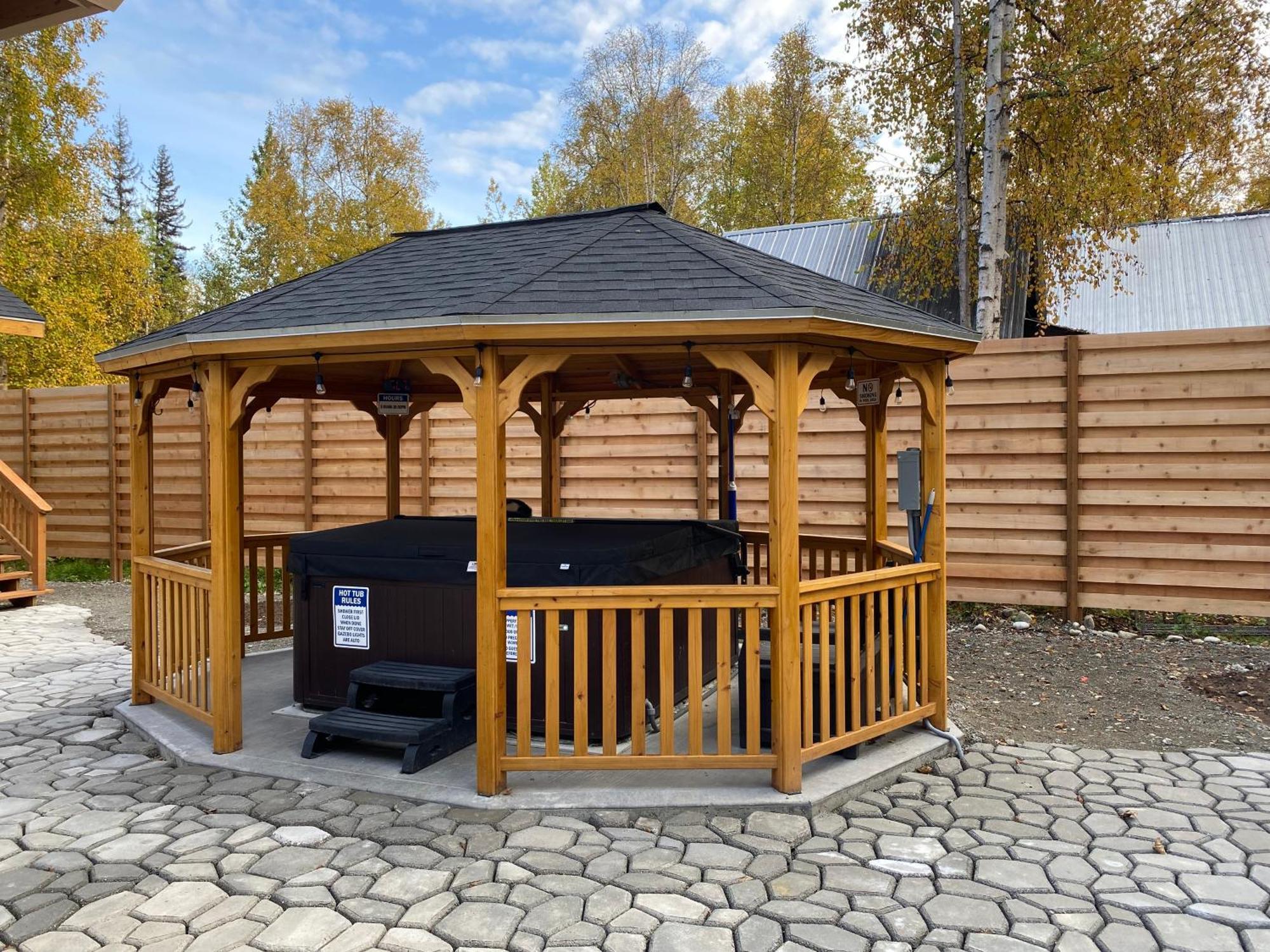 Hébergement de vacances Log With Hot Tub Unit 1
