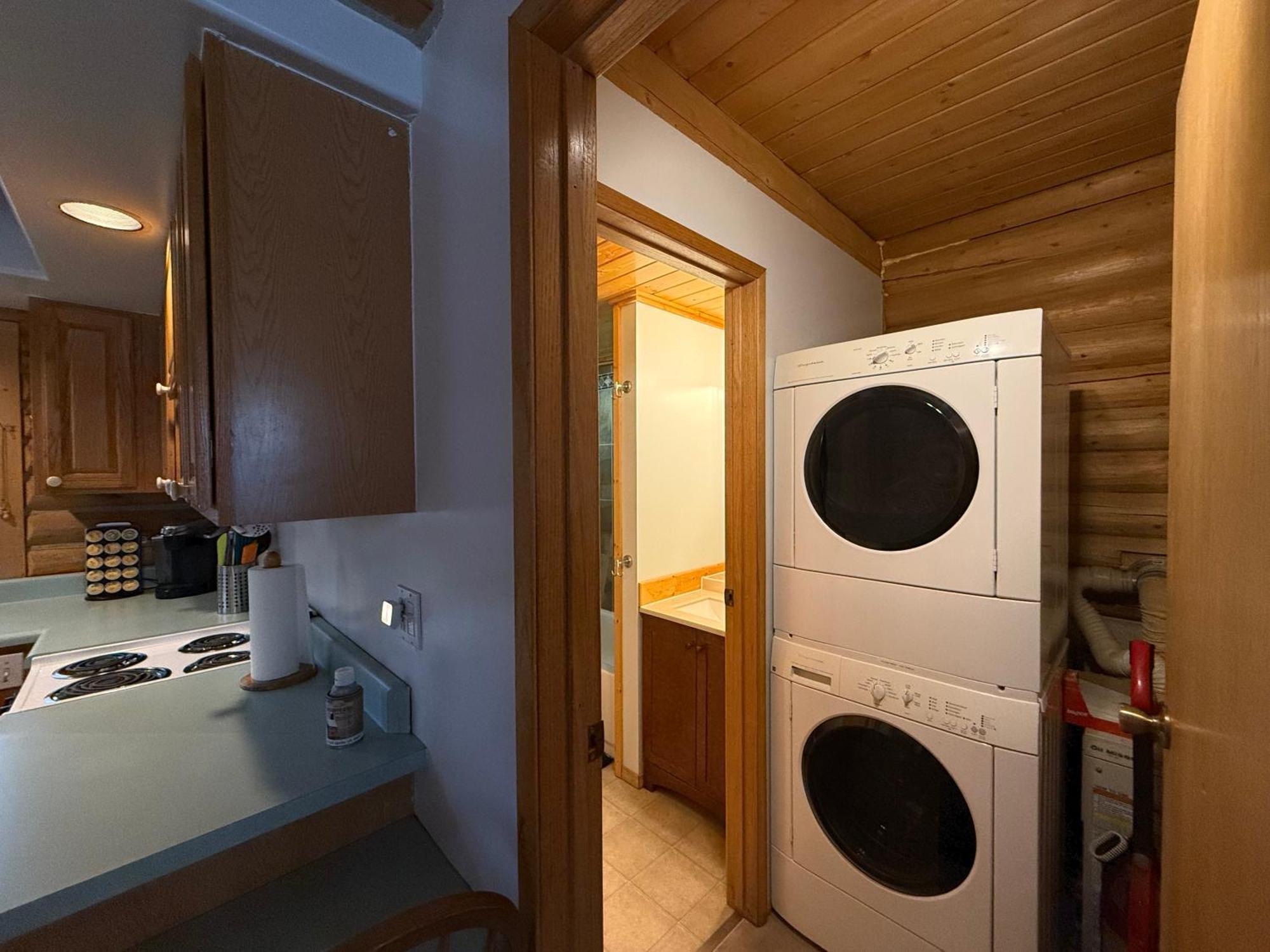 Hébergement de vacances Log With Hot Tub Unit 1